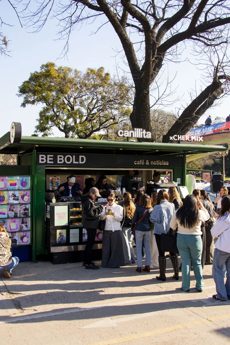 Acción de co-branding en un puesto Canillita