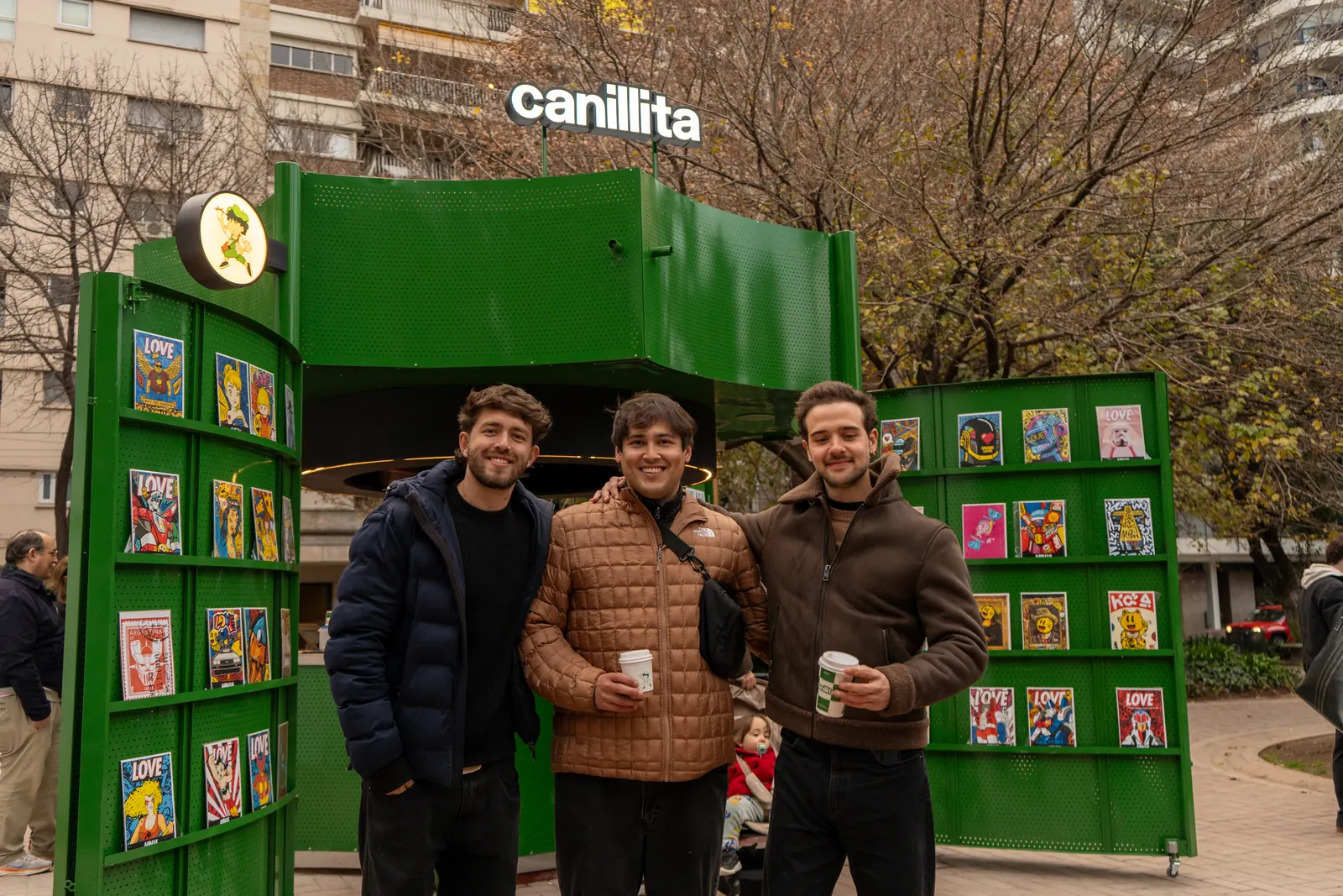 Lautaro, Gerónimo y Julián frente a un puesto Canillita